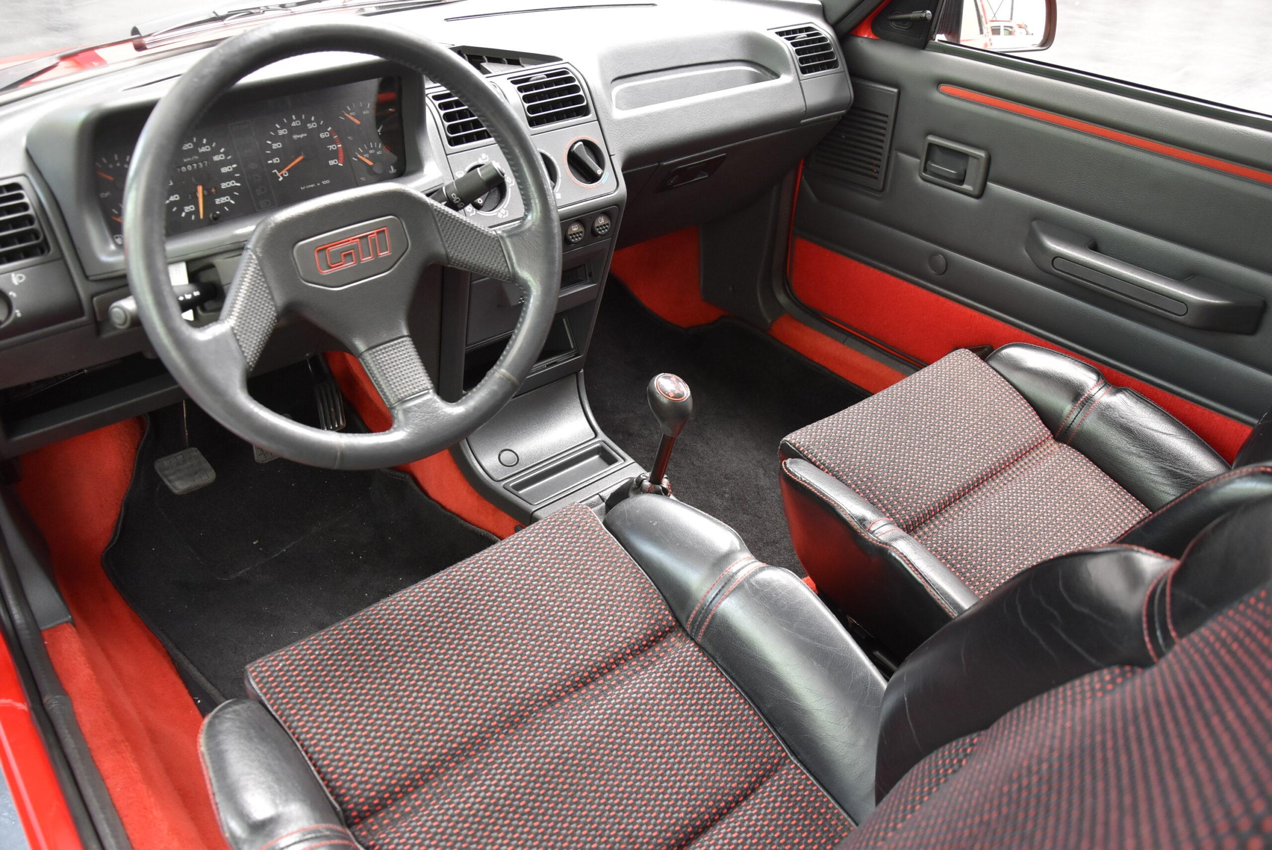 Peugeot-205-GTI-1.9-interieur-voorin-scaled.jpg