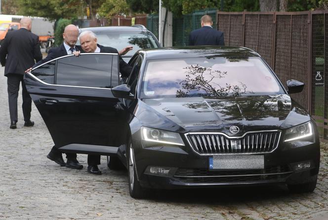 gf-XbvF-3gDK-TBgn_jaroslaw-kaczynski-jezdzi-skoda-superb-664x0-nocrop.jpg.e139202c7765db5f299c63e3176b5981.jpg